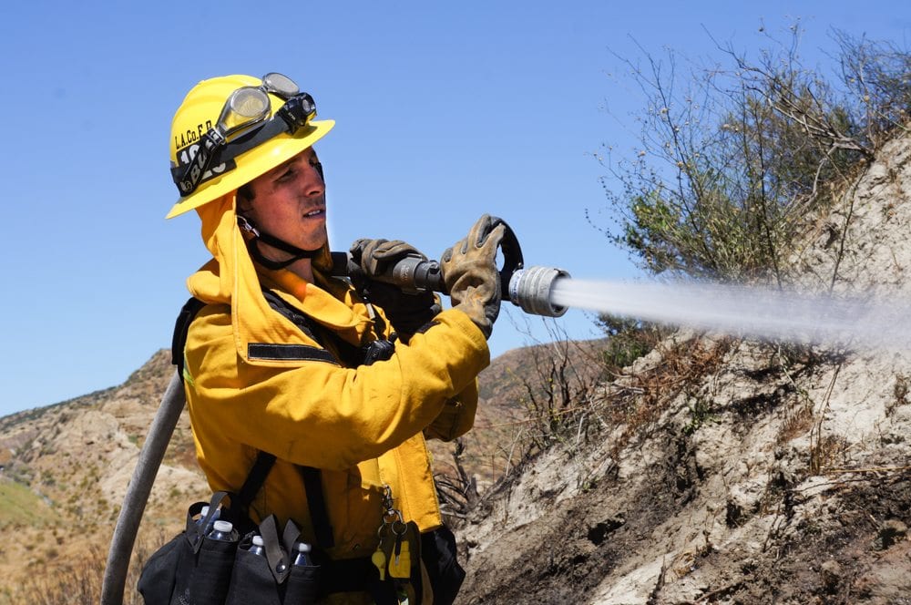 Firefighters respond quickly to reports of fire in 2 spots at Sand Canyon