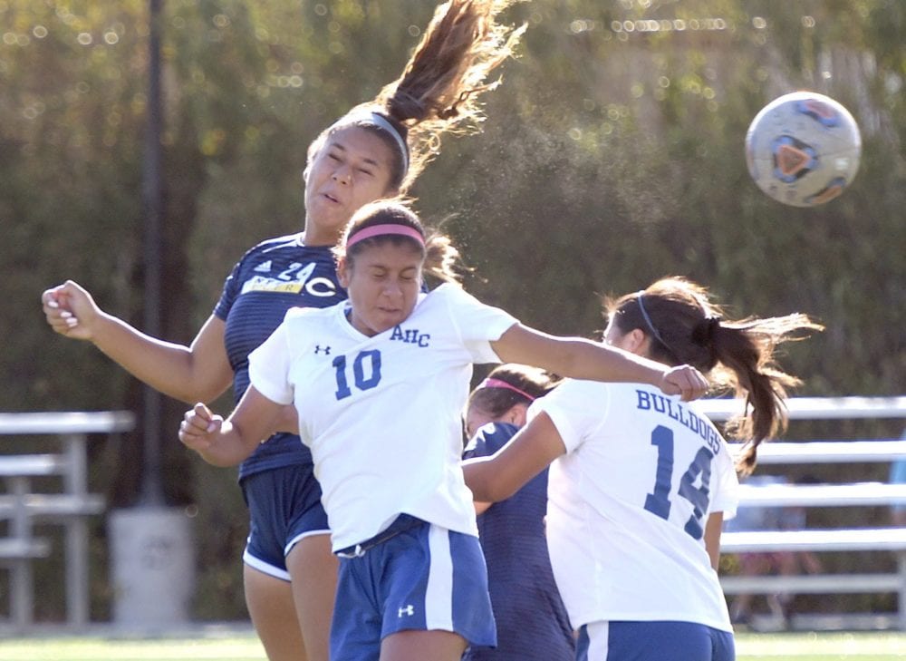 100218_sprots_COC_G_Soccer_DW_01