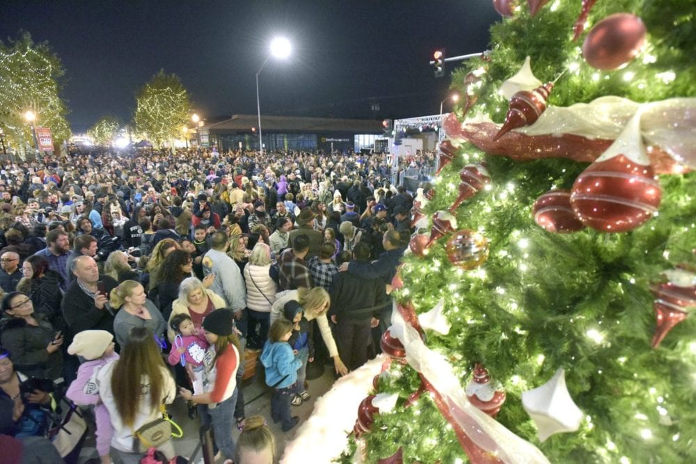 111718_Newhall_Tree_Lighting_DW_01