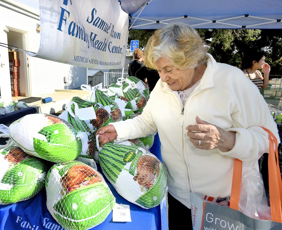 Samuel Dixon Family Health Center gives residents Thanksgiving Day meals